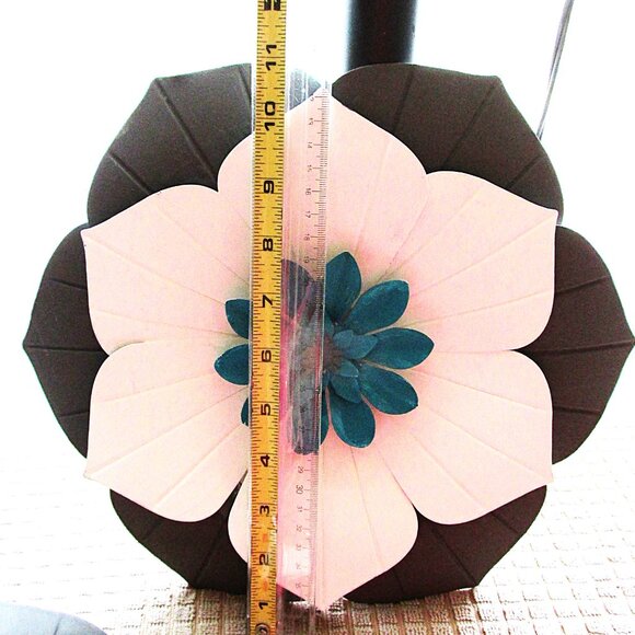 Painted metal flowers - Picture 3 of 5